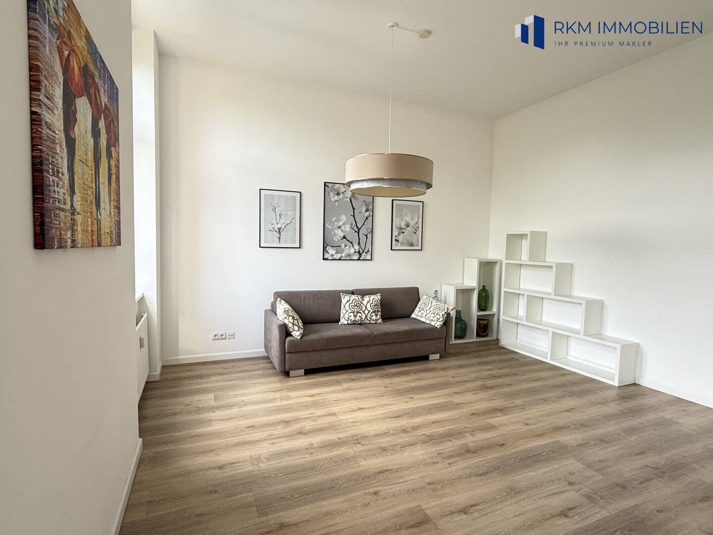 Helle Altbauwohnung mit Lift und Einbauküche
