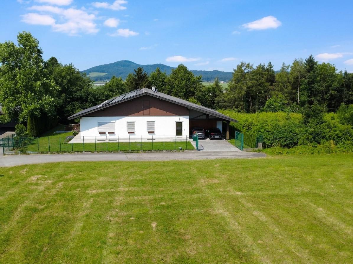 Großzügige Villa mit Doppelgarage und Waldgrundstück