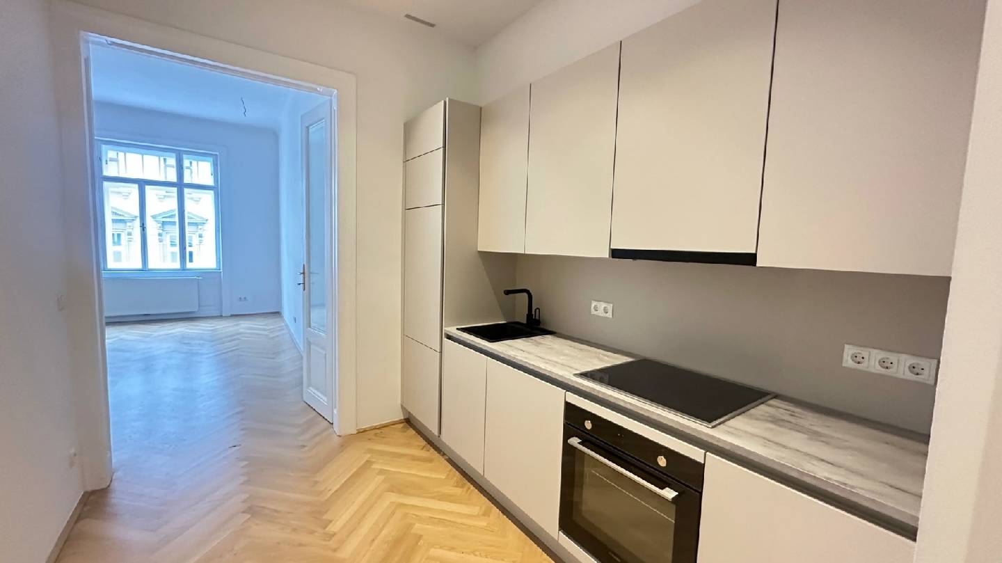 Charming Altbau apartment with parquet and 3.40 m ceiling height