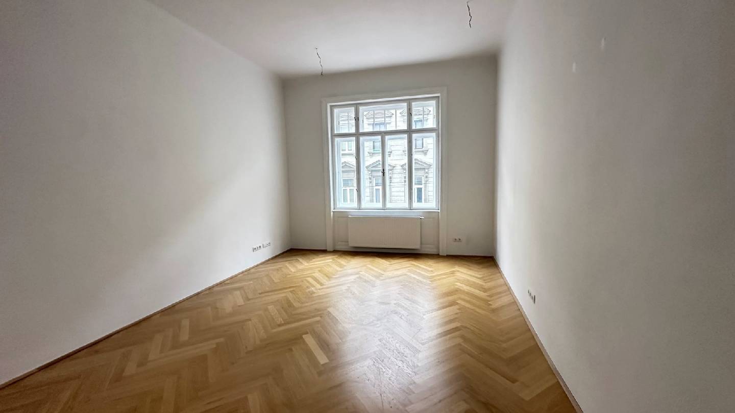 Charming Altbau apartment with parquet and 3.40 m ceiling height