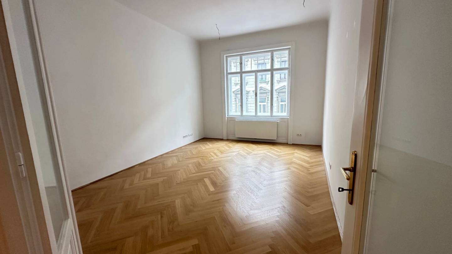 Charming Altbau apartment with parquet and 3.40 m ceiling height