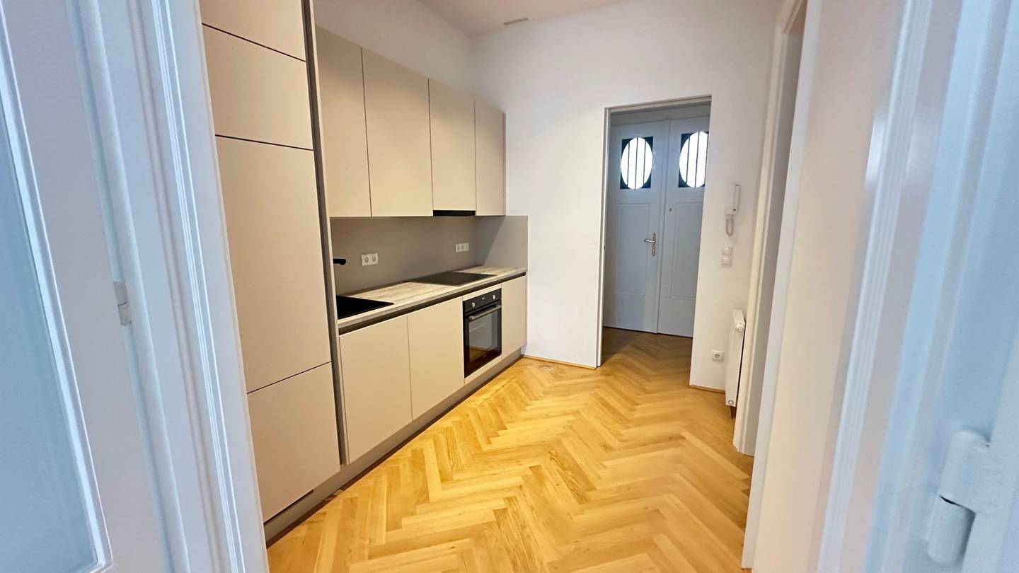 Charming Altbau apartment with parquet and 3.40 m ceiling height