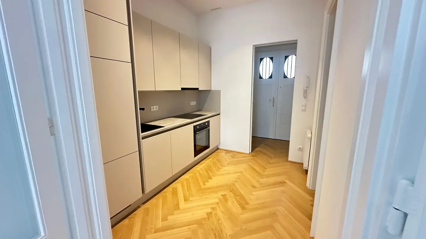 Charming Altbau apartment with parquet and 3.40 m ceiling height
