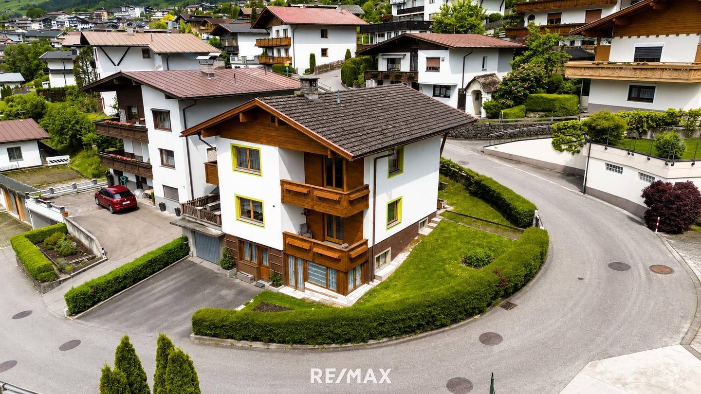 Einfamilienhaus mit Balkonen und Terrasse in sonniger Lage
