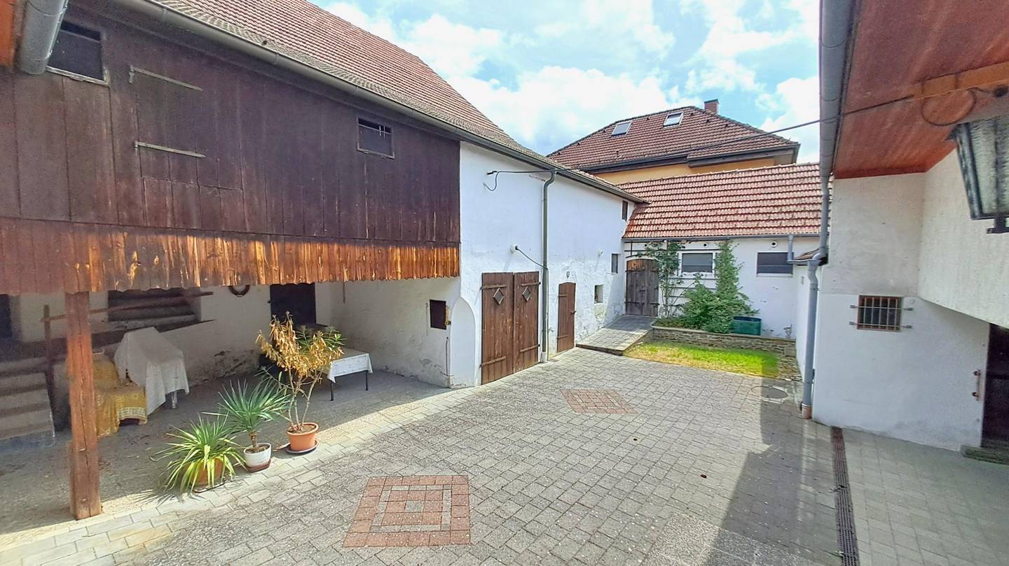Vierkanthof mit Innenhof und zwei Stadeln