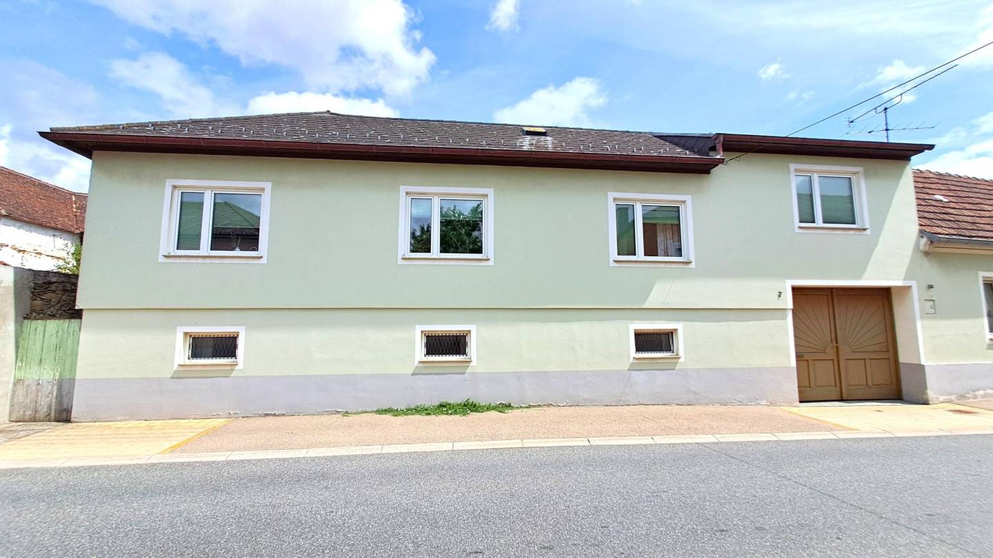 Vierkanthof mit Innenhof und zwei Stadeln