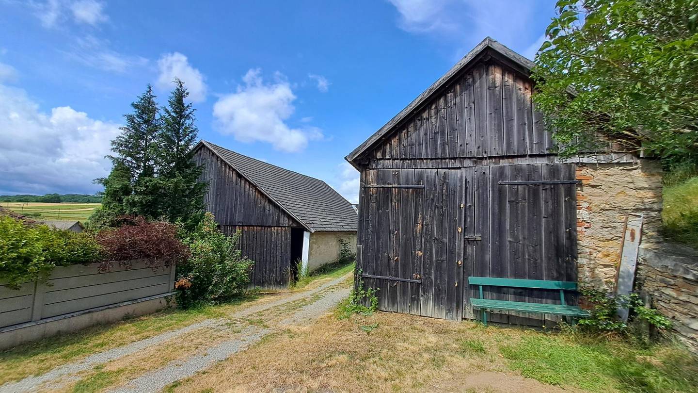 Vierkanthof mit Innenhof und zwei Stadeln