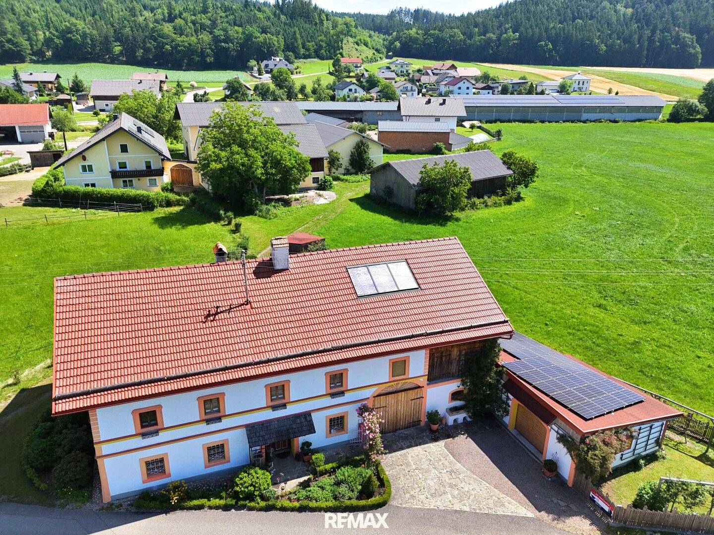 Saniertes Haus mit Wintergarten und Photovoltaik