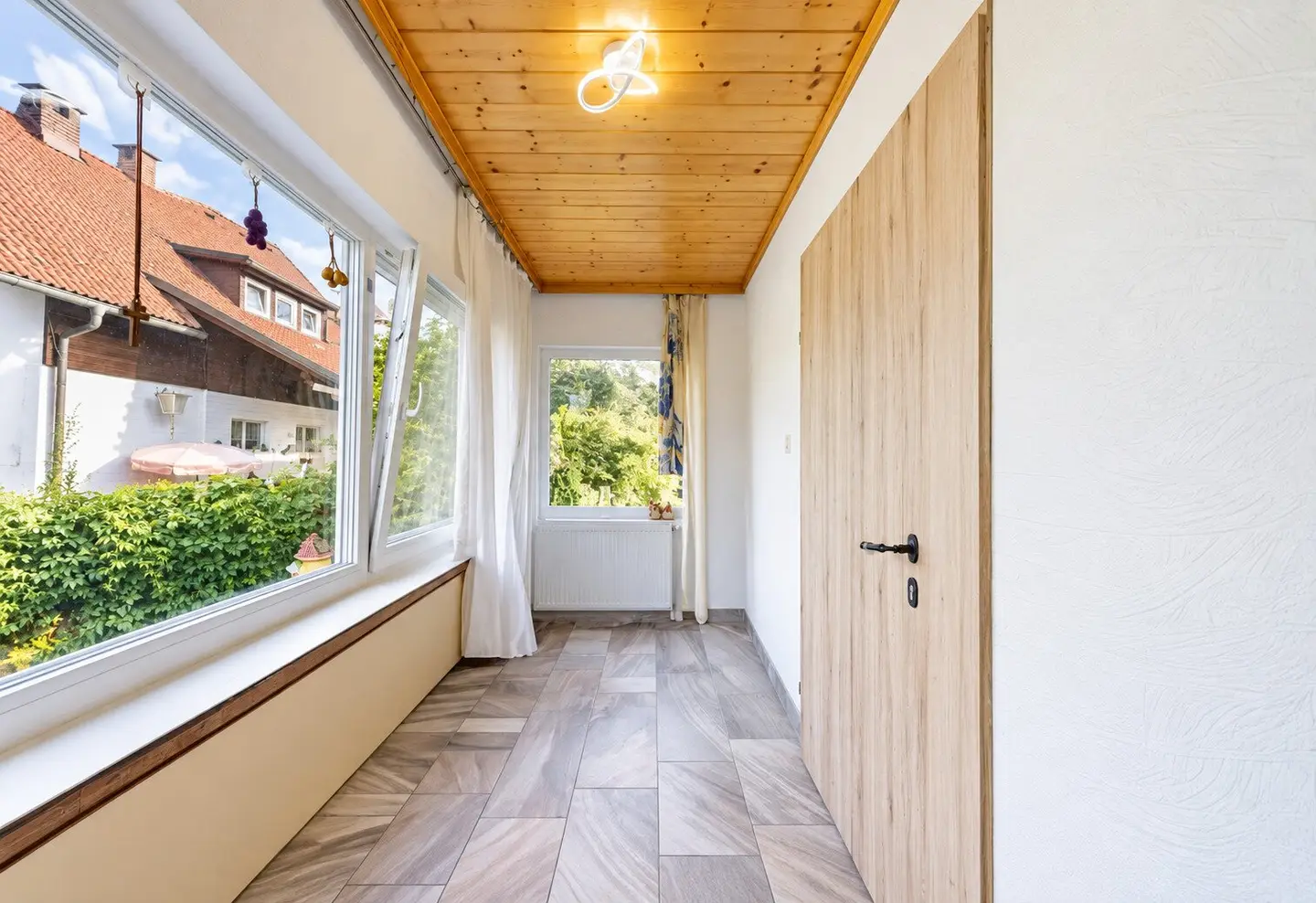 Modern saniertes Einfamilienhaus mit Garage und großem Grundstück