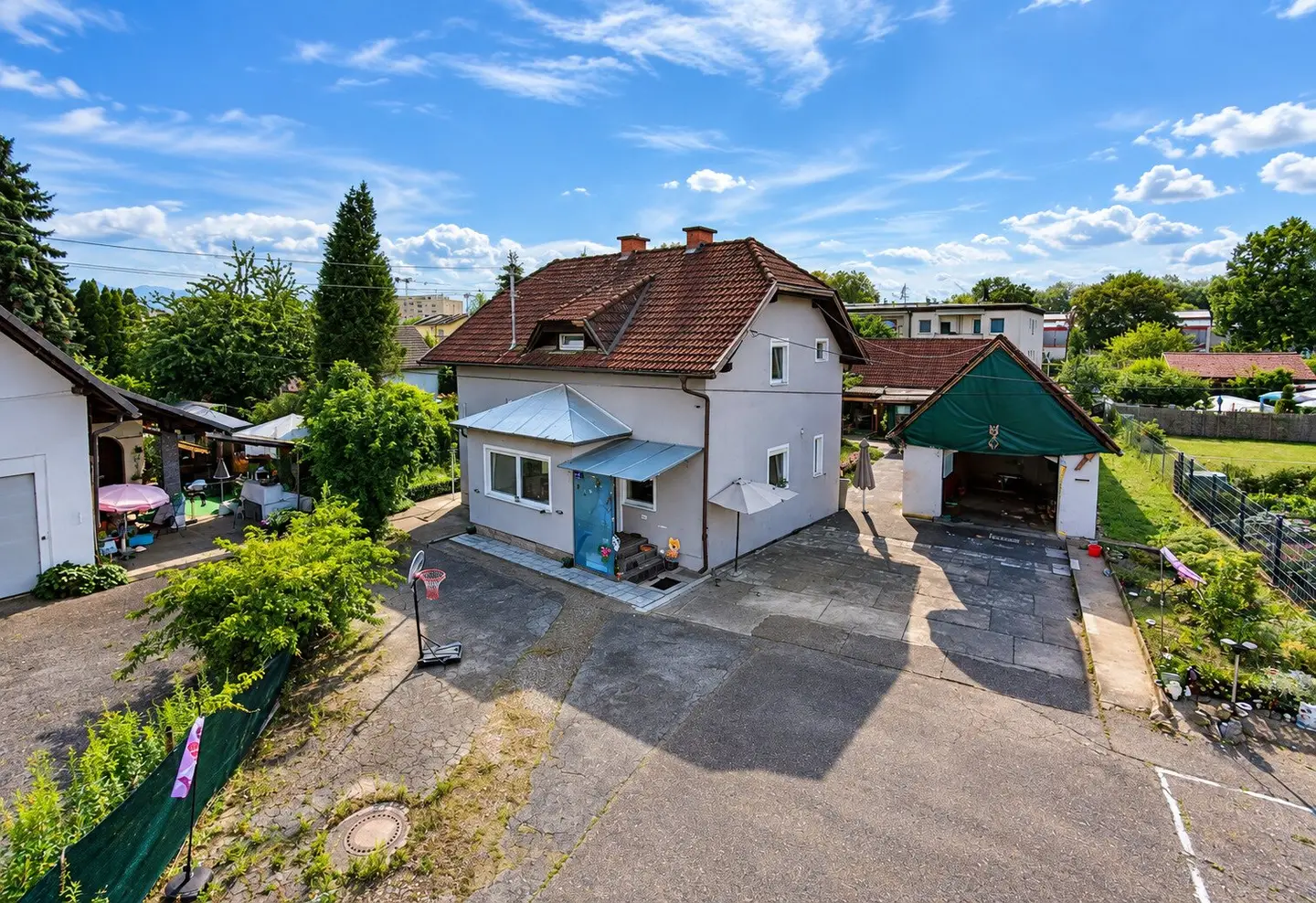Modern saniertes Einfamilienhaus mit Garage und großem Grundstück