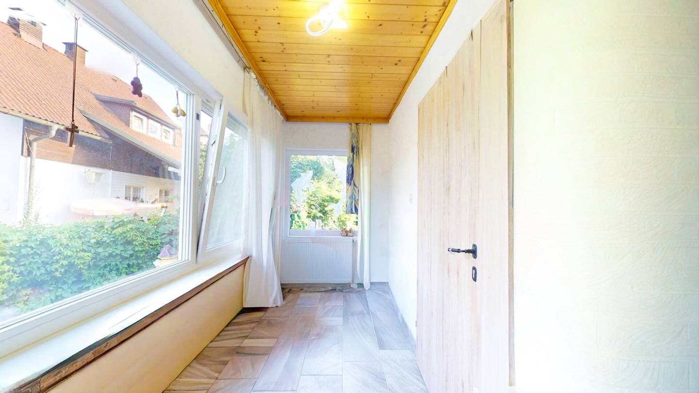 Modern saniertes Einfamilienhaus mit Garage und großem Grundstück