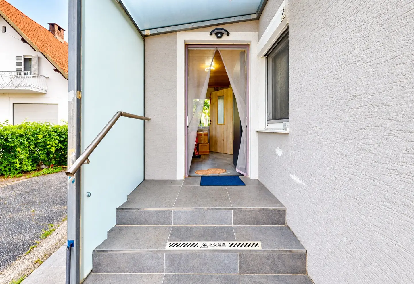 Modern saniertes Einfamilienhaus mit Garage und großem Grundstück