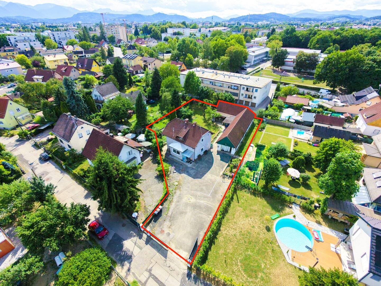 Modern saniertes Einfamilienhaus mit Garage und großem Grundstück