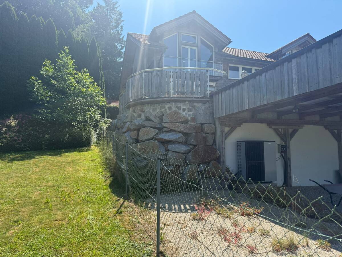 Family house with terrace and swimming pond