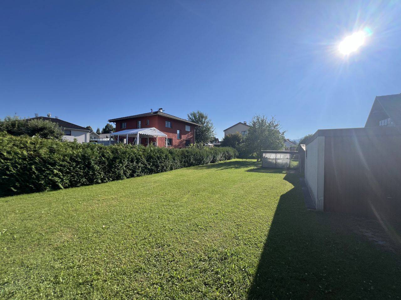Sonniges Baugrundstück mit Altbestand in ruhiger Lage