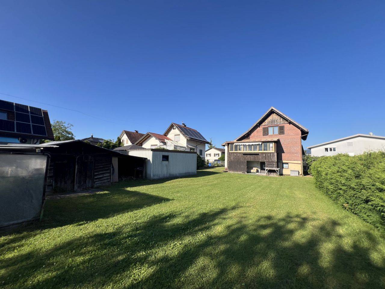 Sonniges Baugrundstück mit Altbestand in ruhiger Lage