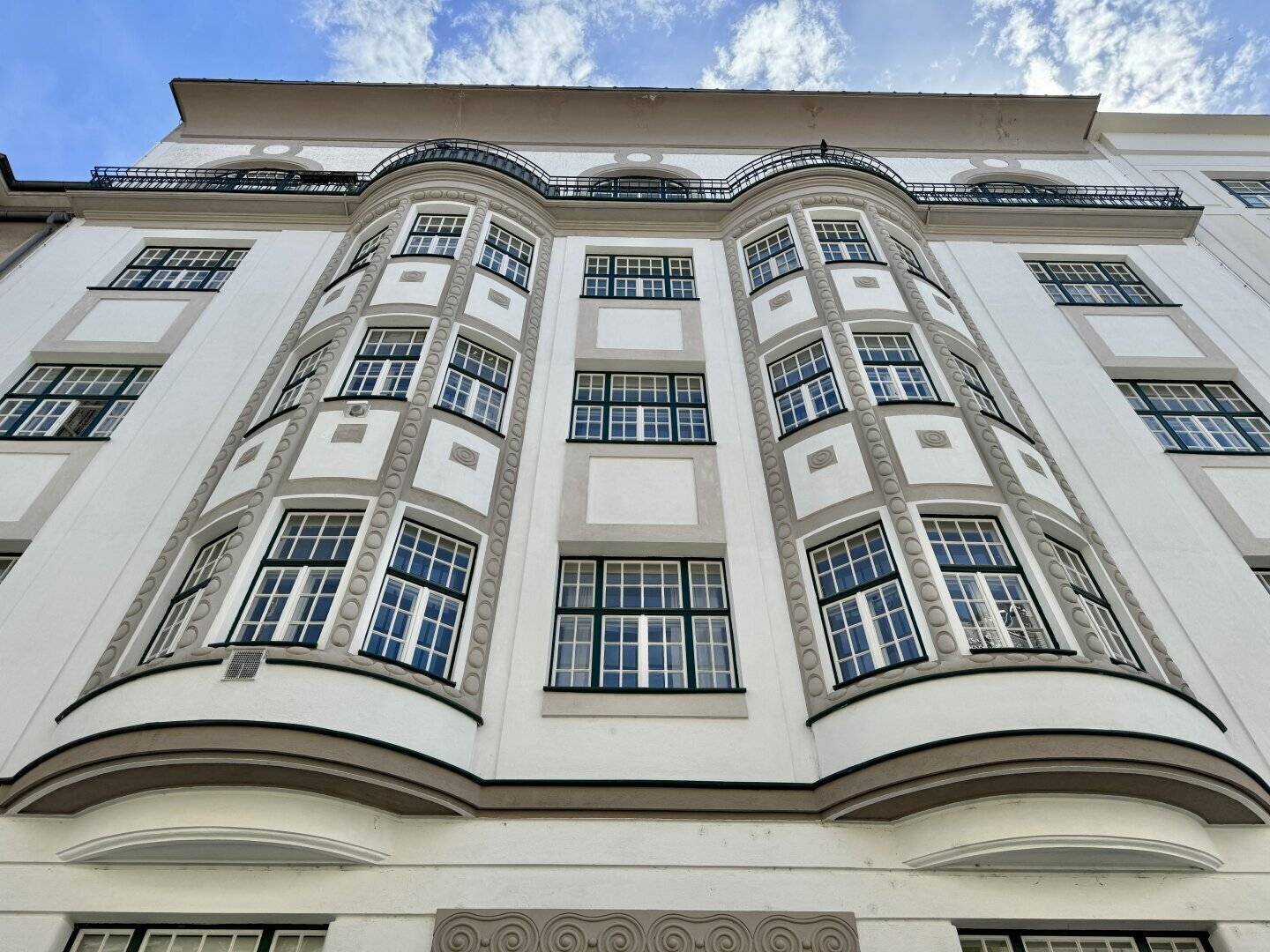 Altbauwohnung mit Erker und bewilligtem Balkon