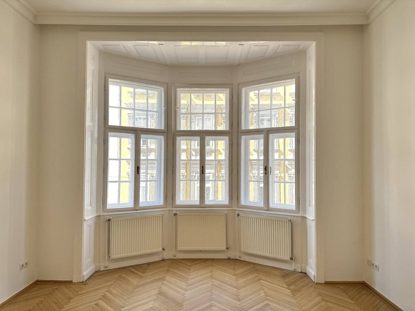 Altbauwohnung mit Erker und bewilligtem Balkon
