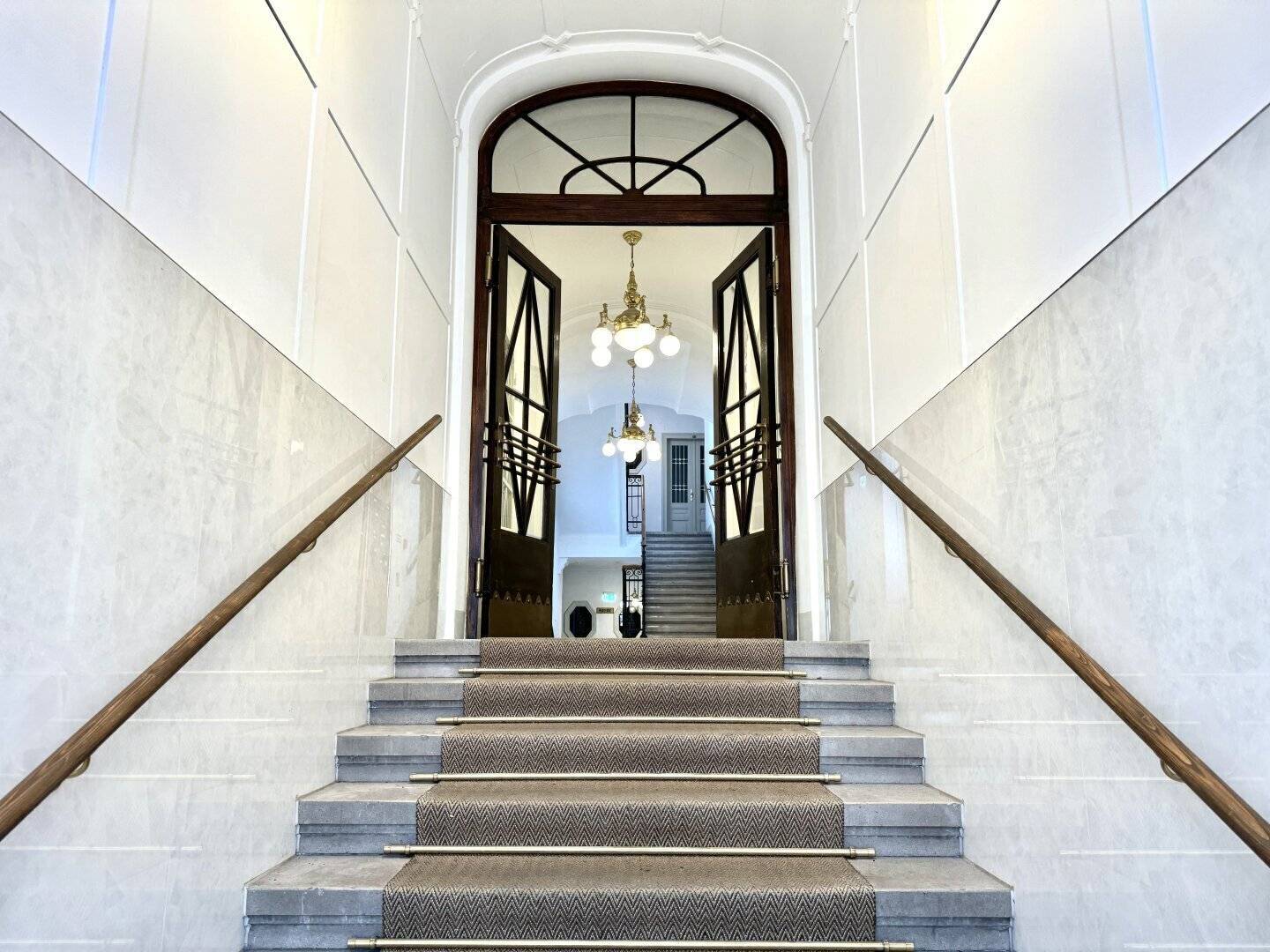 Altbauwohnung mit Erker und bewilligtem Balkon