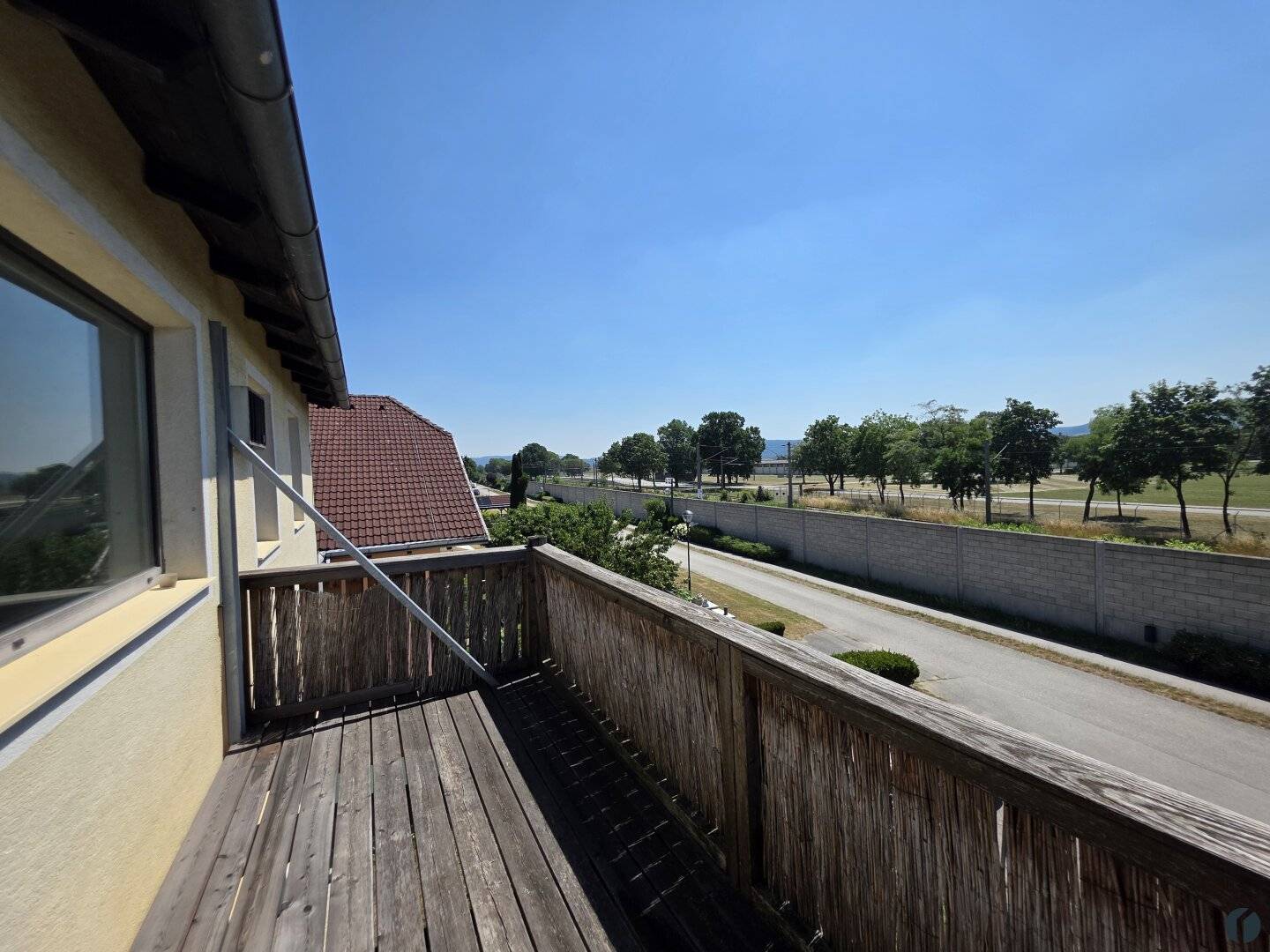 House with garden balcony and daylight basement in quiet location