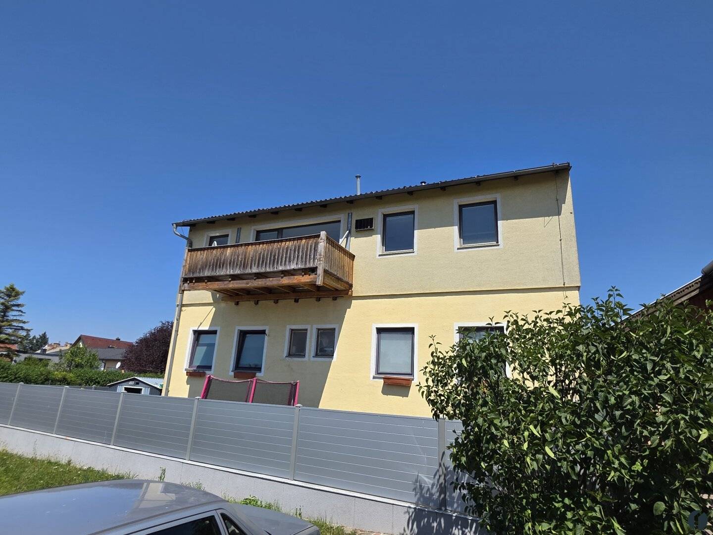 House with garden balcony and daylight basement in quiet location