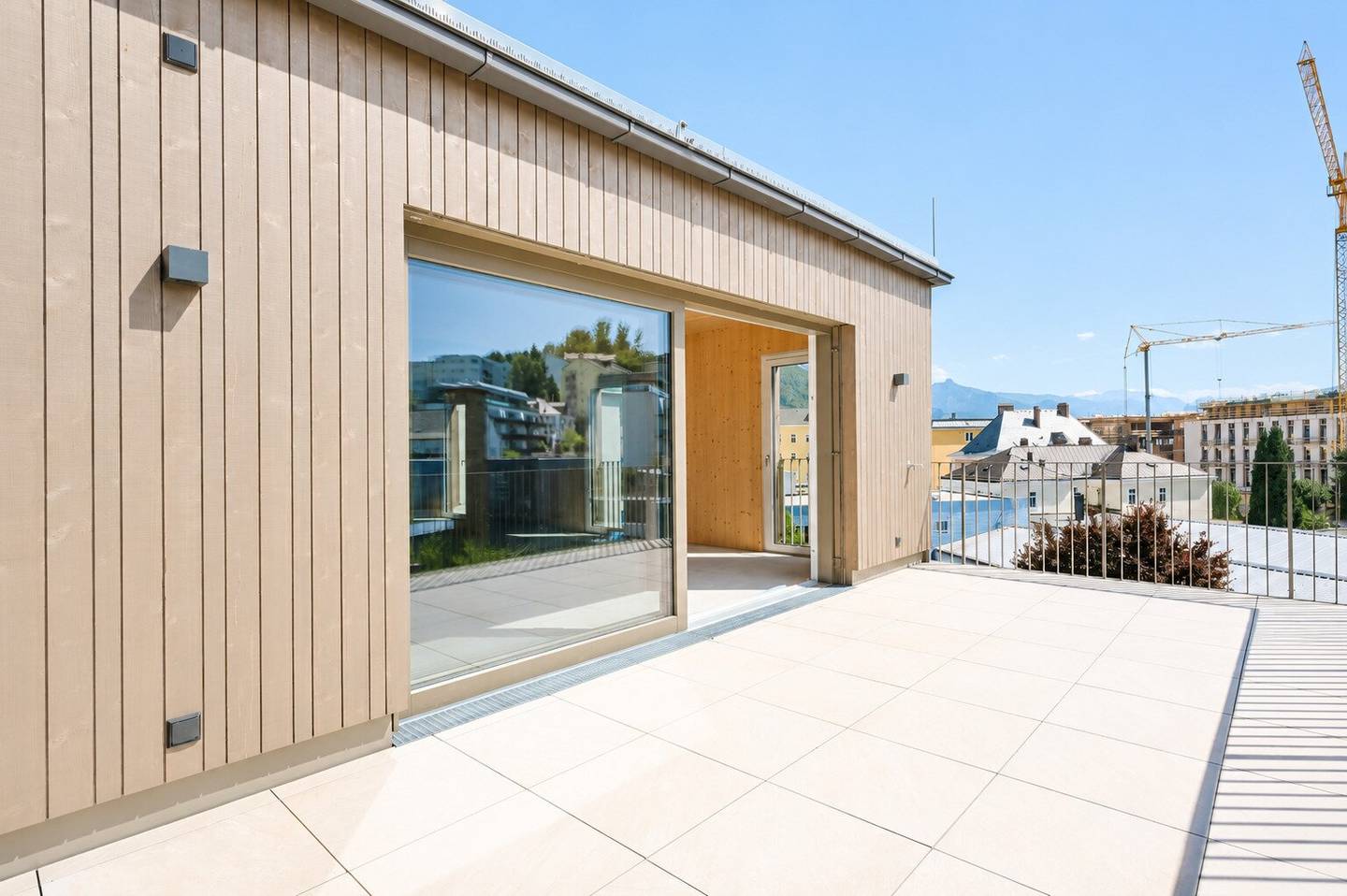 Dachgeschosswohnung mit zwei Balkonen und Bergblick