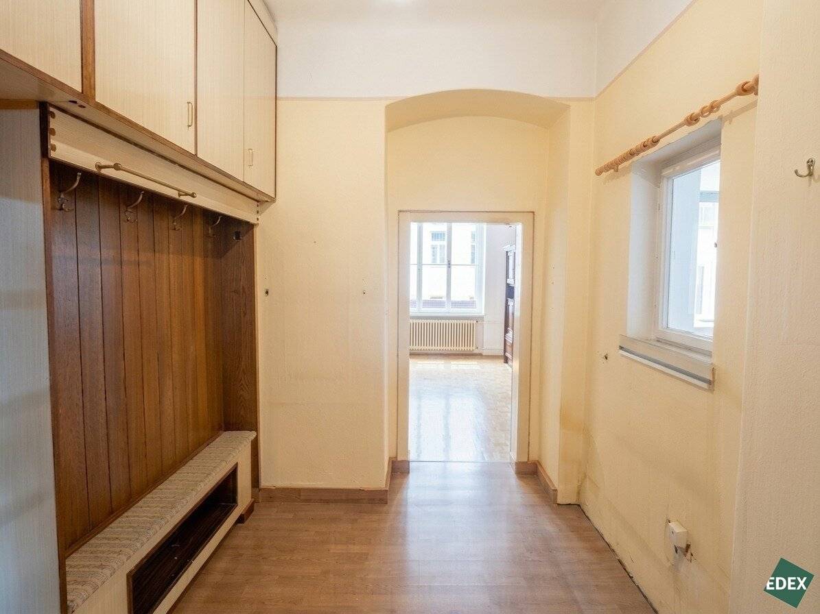 Renovation-needing Altbau apartment with classic layout