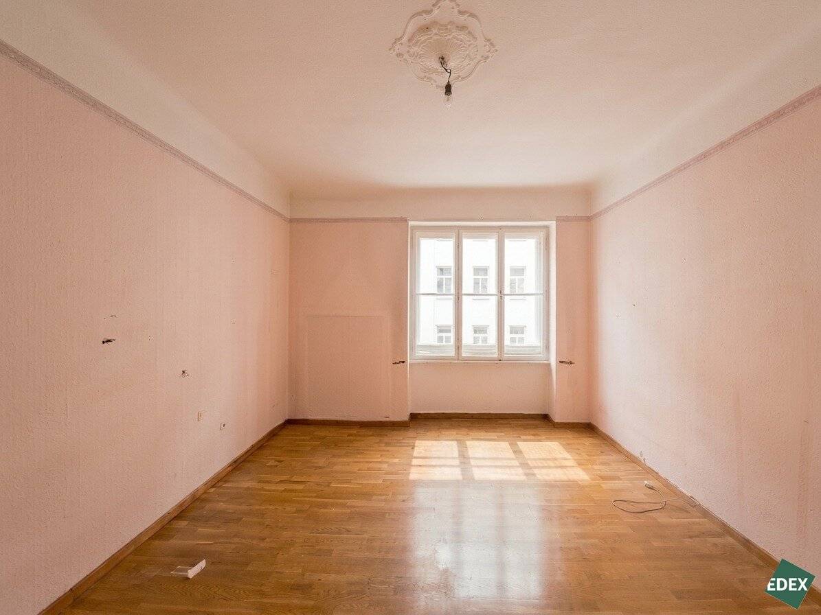 Renovation-needing Altbau apartment with classic layout