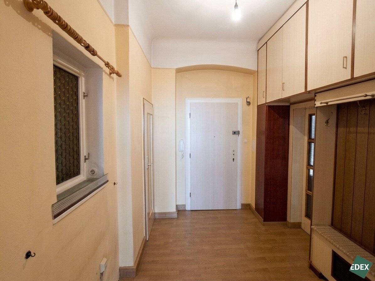 Renovation-needing Altbau apartment with classic layout