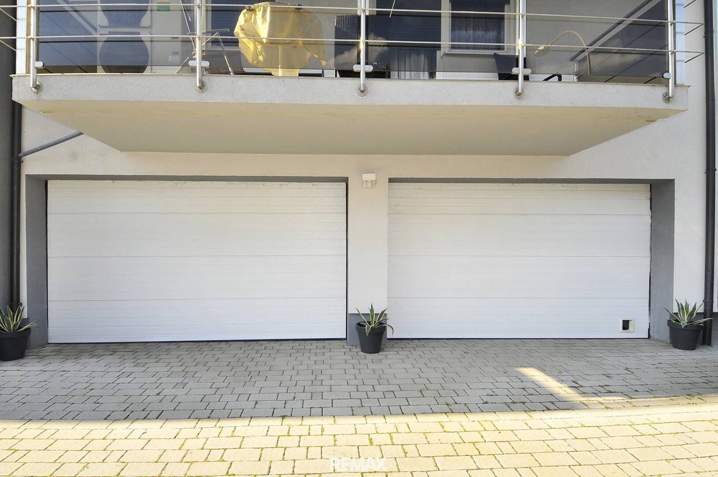 Neuwertiges Mehrfamilienhaus mit Garten und Garagen