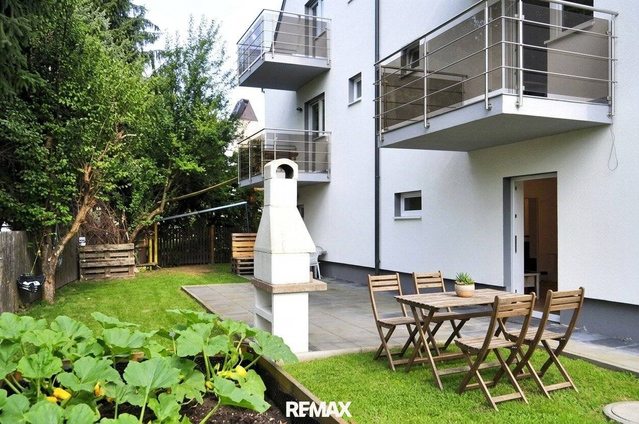 Neuwertiges Mehrfamilienhaus mit Garten und Garagen