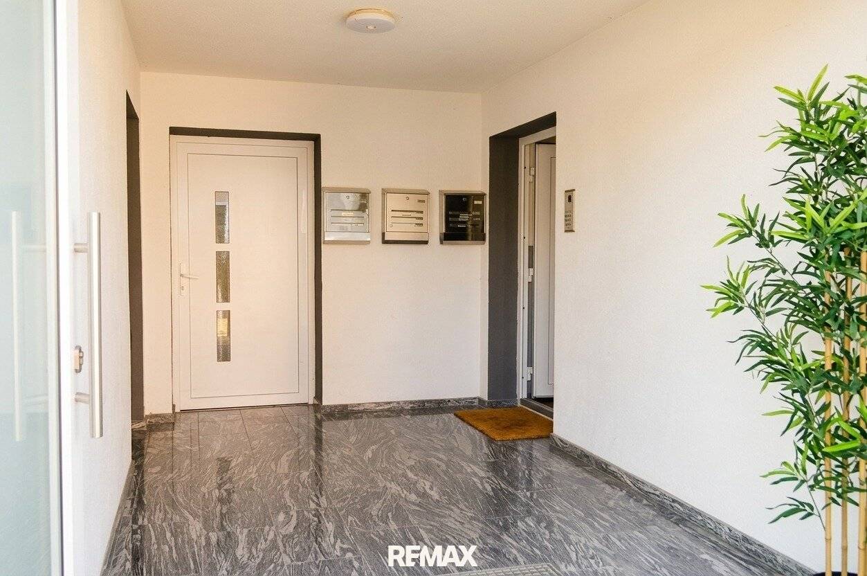 Neuwertiges Mehrfamilienhaus mit Garten und Garagen