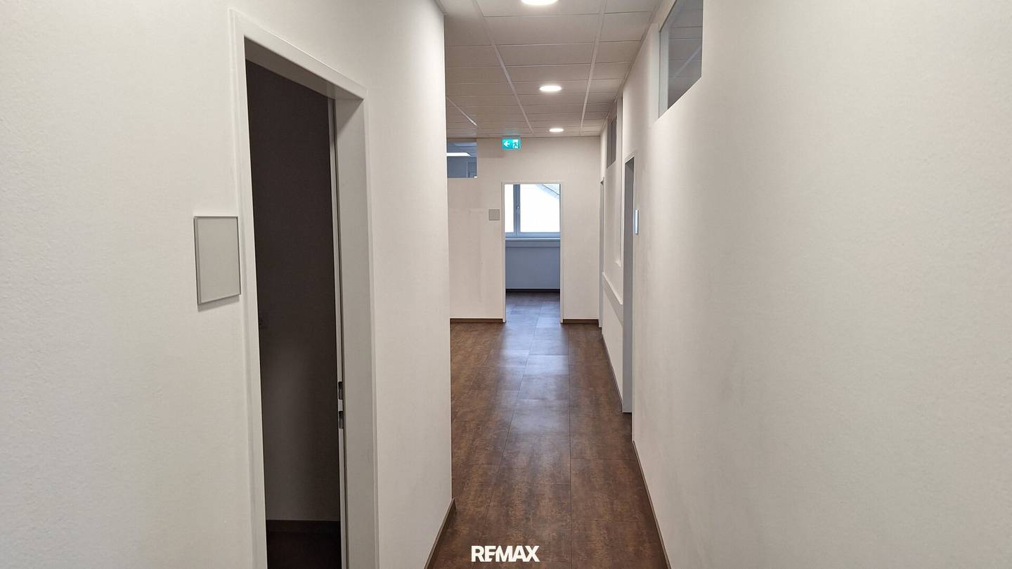 Bright office space with terrace and lift