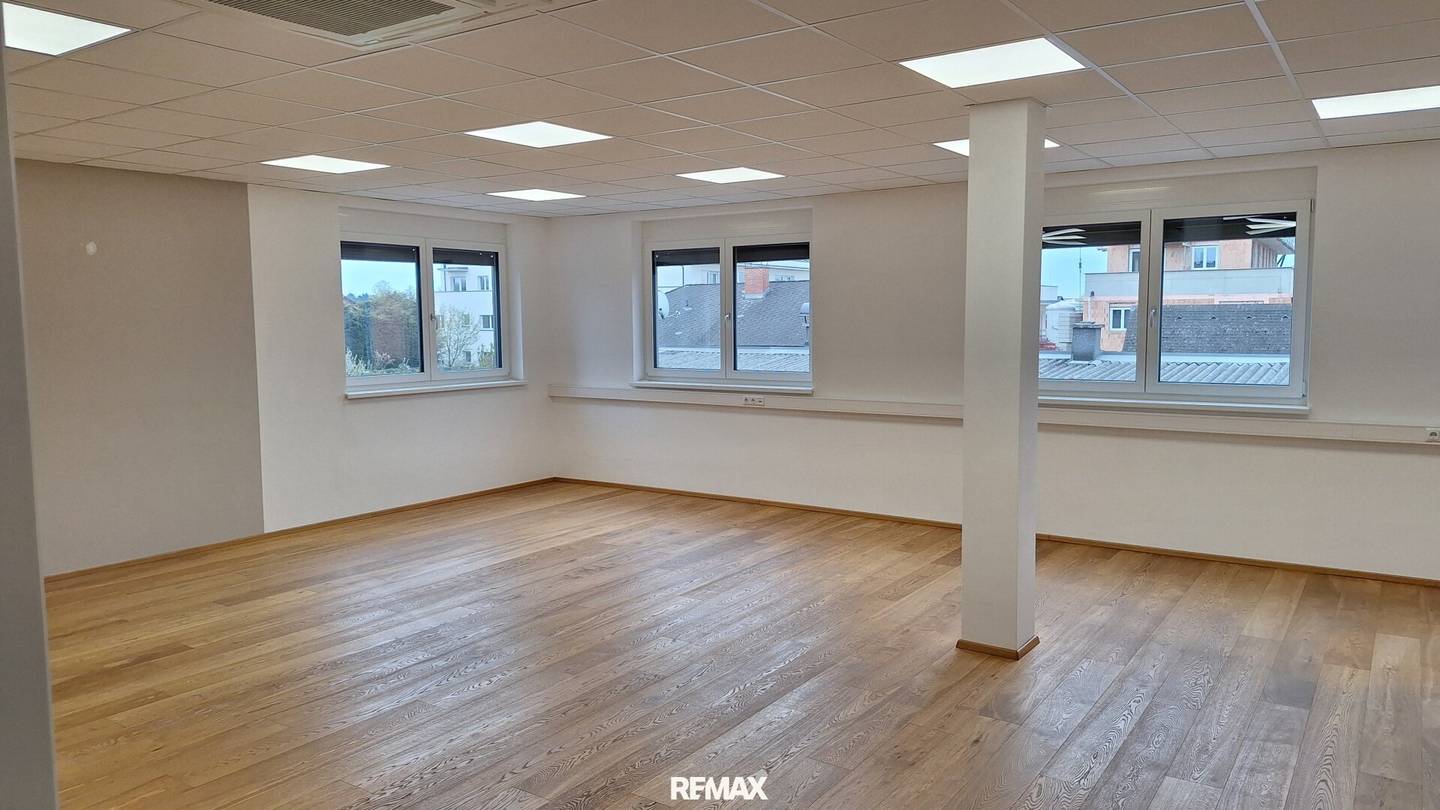 Bright office space with terrace and lift