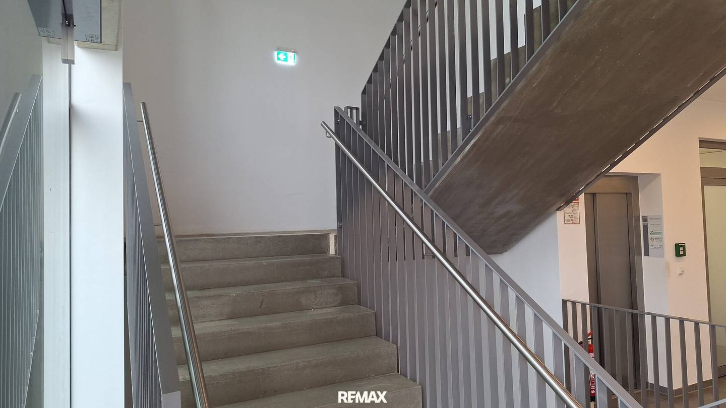Bright office space with terrace and lift