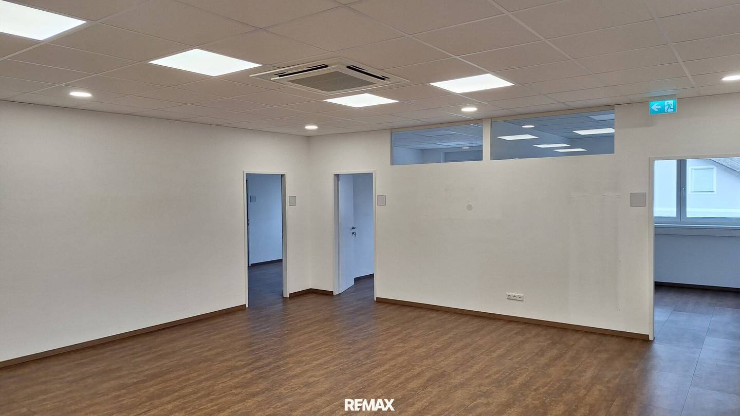 Bright office space with terrace and lift