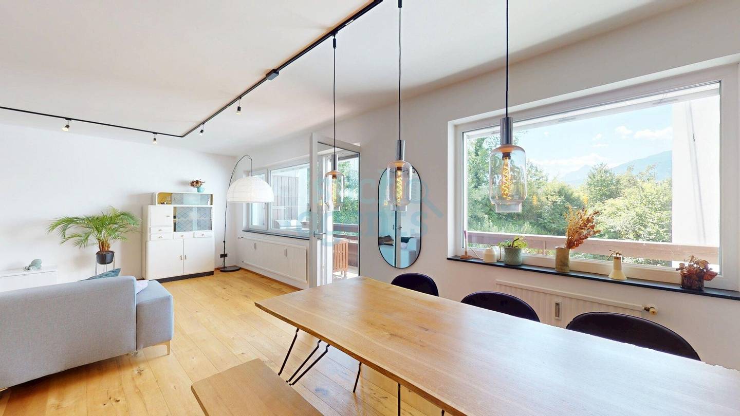 Helle Etagenwohnung mit Balkon und Parkett in sonniger Hanglage