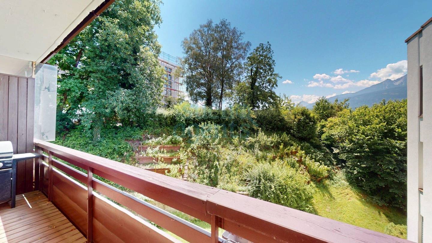 Helle Etagenwohnung mit Balkon und Parkett in sonniger Hanglage