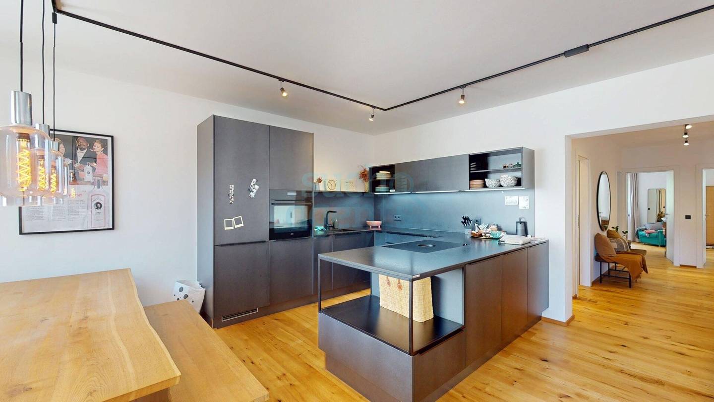 Helle Etagenwohnung mit Balkon und Parkett in sonniger Hanglage