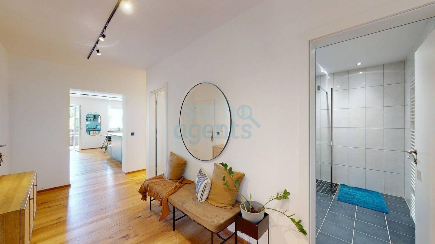 Helle Etagenwohnung mit Balkon und Parkett in sonniger Hanglage