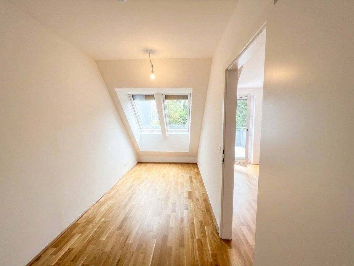 New build apartment with balcony and underground parking near U6