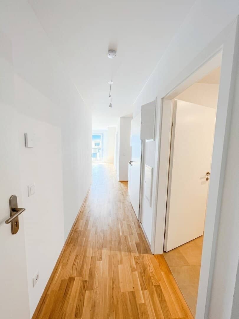 New build apartment with balcony and underground parking near U6