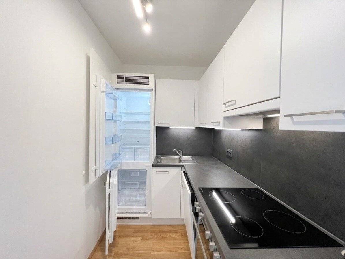 New build apartment with balcony and underground parking near U6