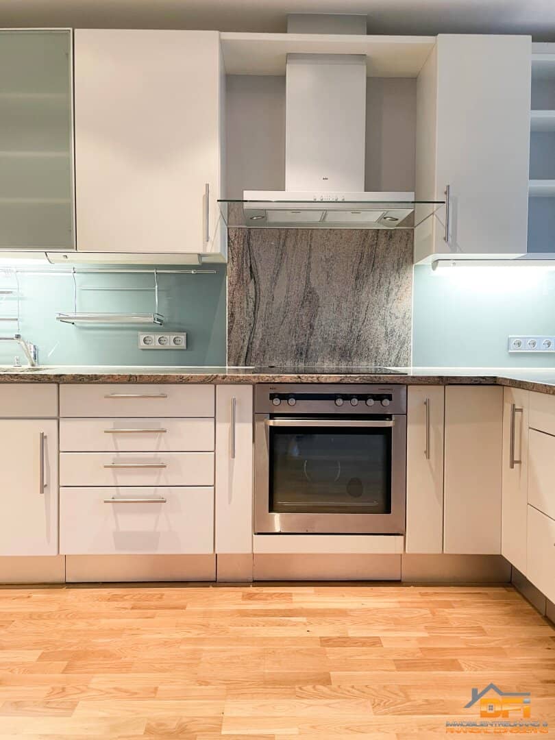 LOGGIATRAUM: Sunny 3-room apartment with glazed loggia near subway, leased for a fixed term