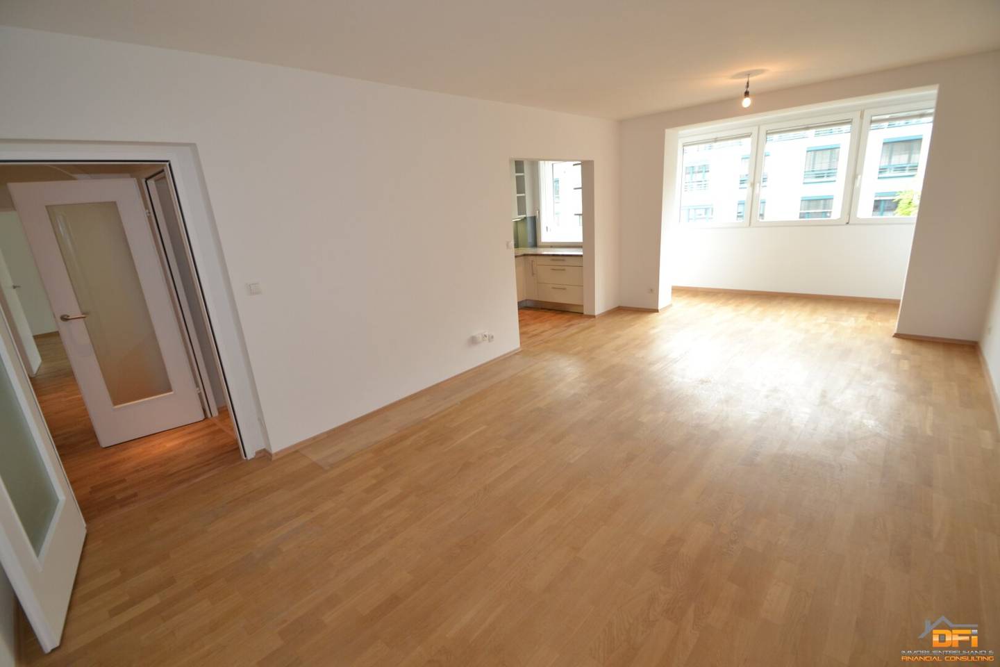 LOGGIATRAUM: Sunny 3-room apartment with glazed loggia near subway, leased for a fixed term