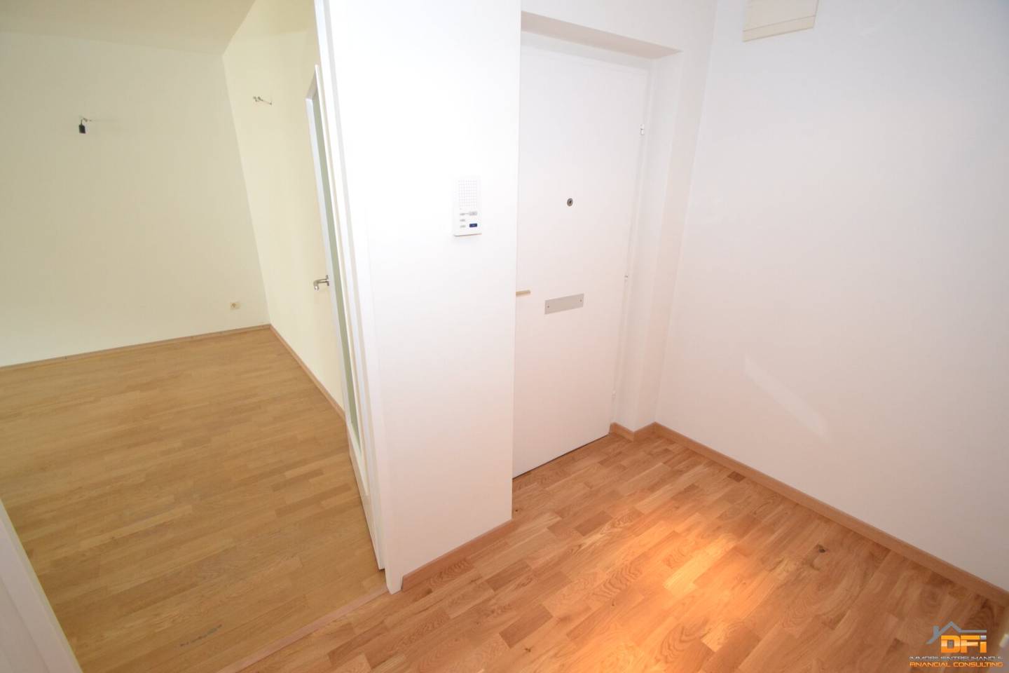 LOGGIATRAUM: Sunny 3-room apartment with glazed loggia near subway, leased for a fixed term