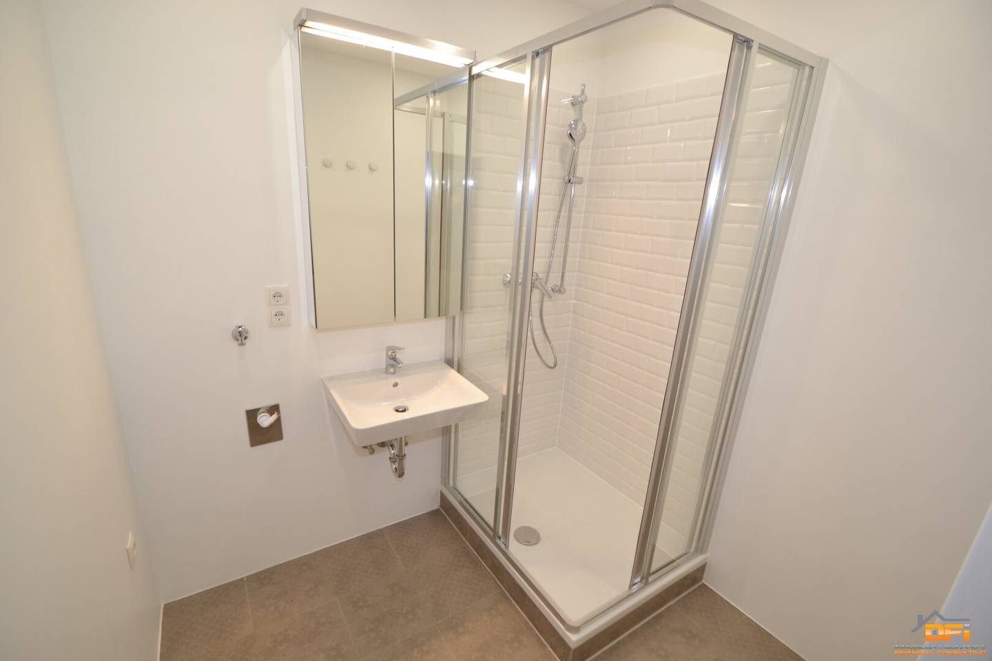 LOGGIATRAUM: Sunny 3-room apartment with glazed loggia near subway, leased for a fixed term