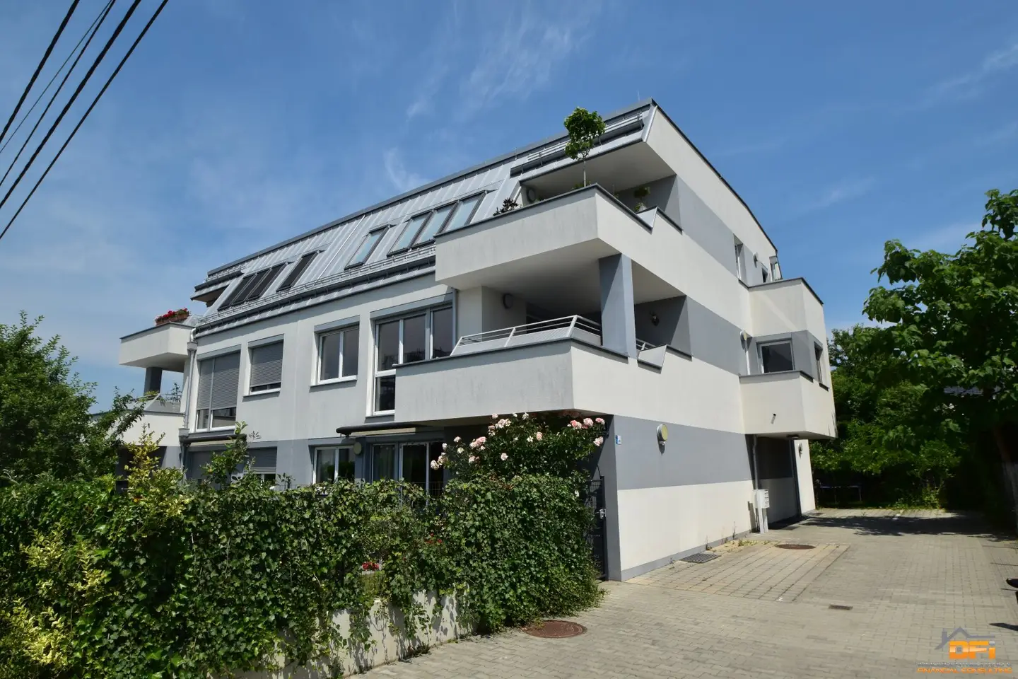 Balcony dream near Alte Donau: Spacious 4-room apartment with 2 balconies/terraces and parking