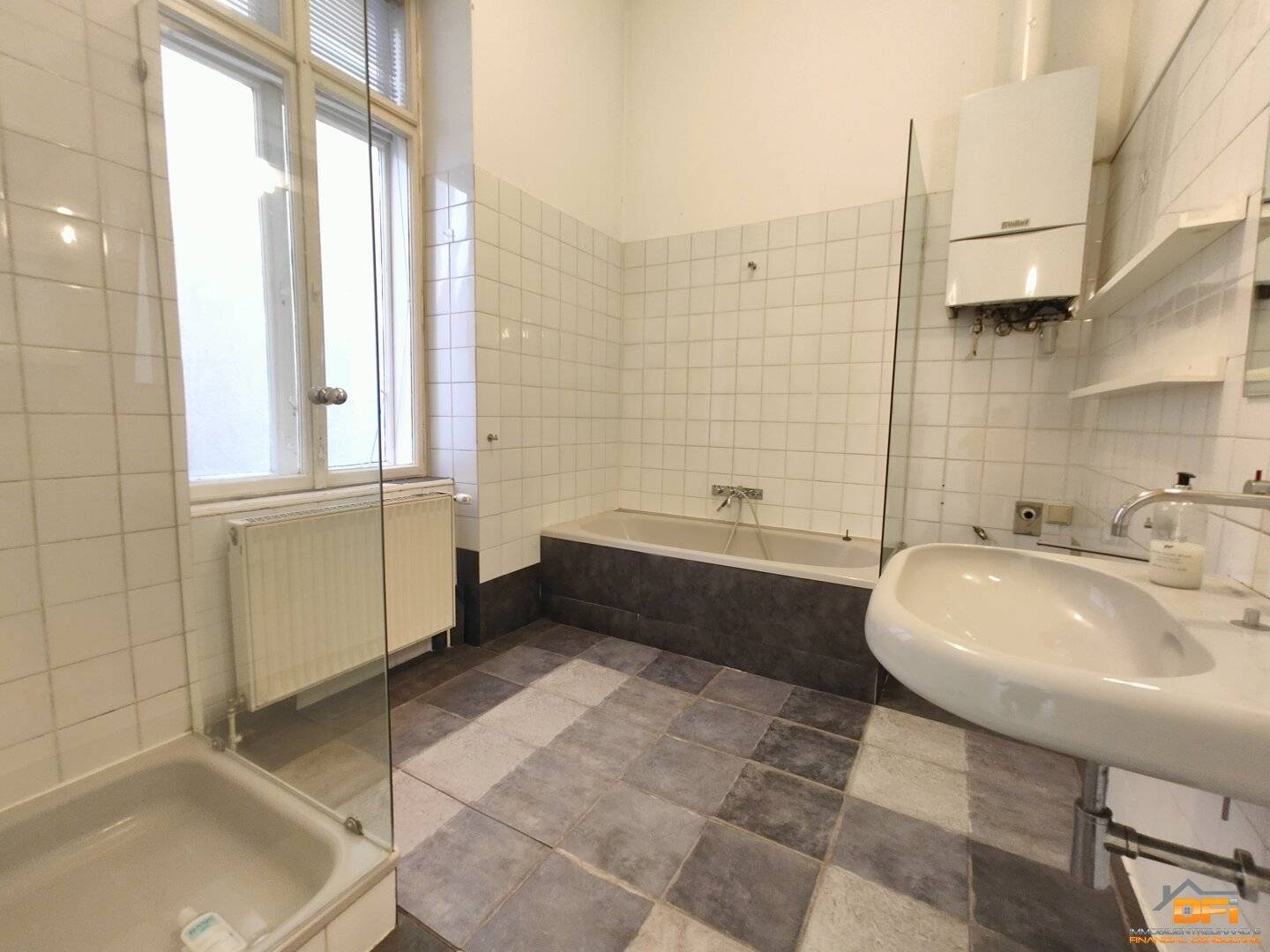 CITY APARTMENT IN 1070 VIENNA: Stylish 4-room apartment with small balcony