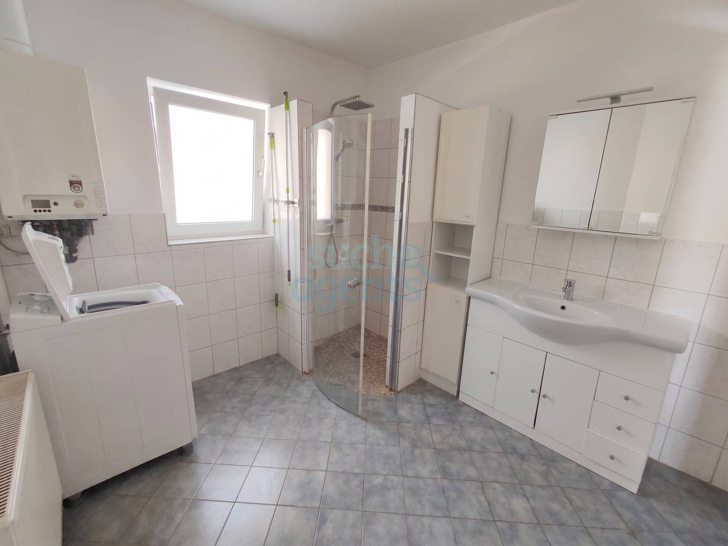 Renovated ground floor apartment with garden share and parking space